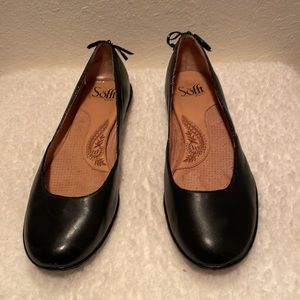 Size 8.5 leather Sofft slip on ballet flats